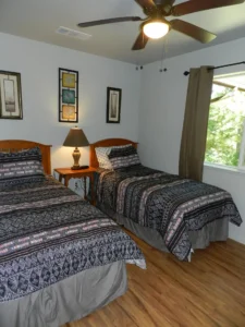 bedroom with two twin beds