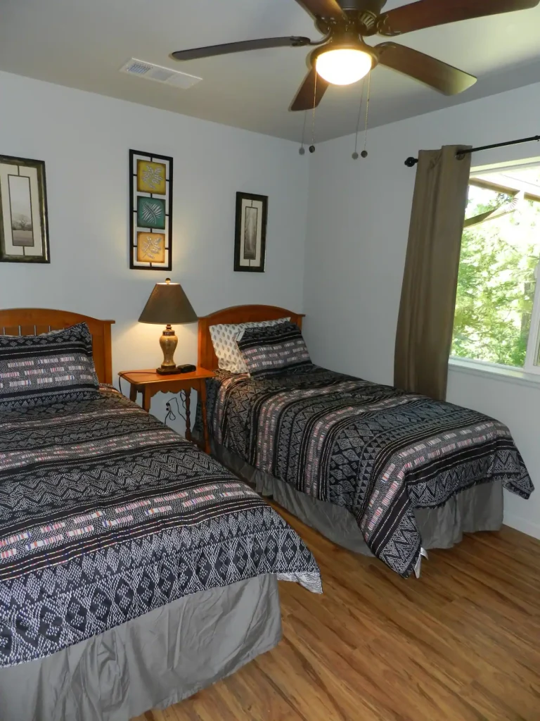 bedroom with two twin beds