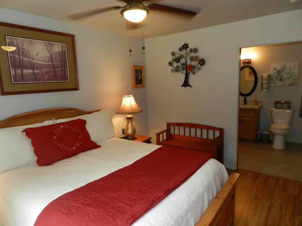 bedroom with queen bed