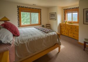 bedroom with queen bed