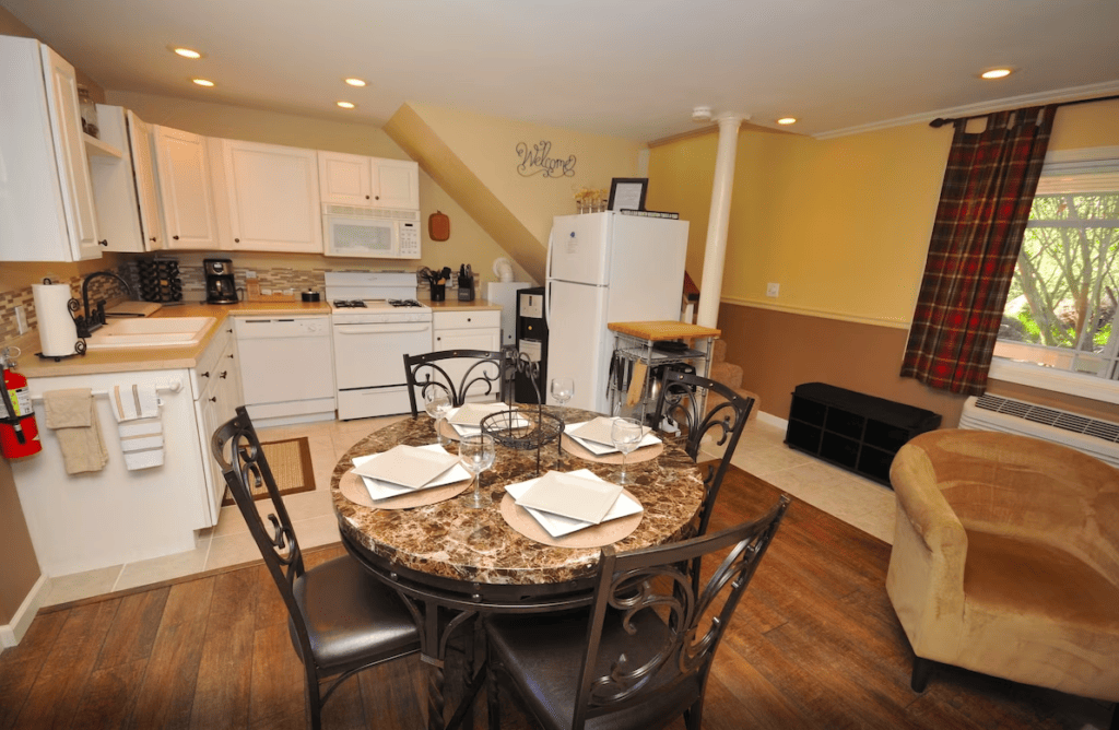 dining area leading to kitchen