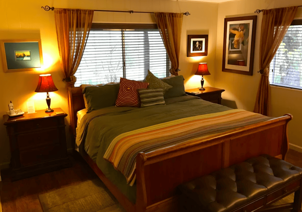 bedroom with queen bed