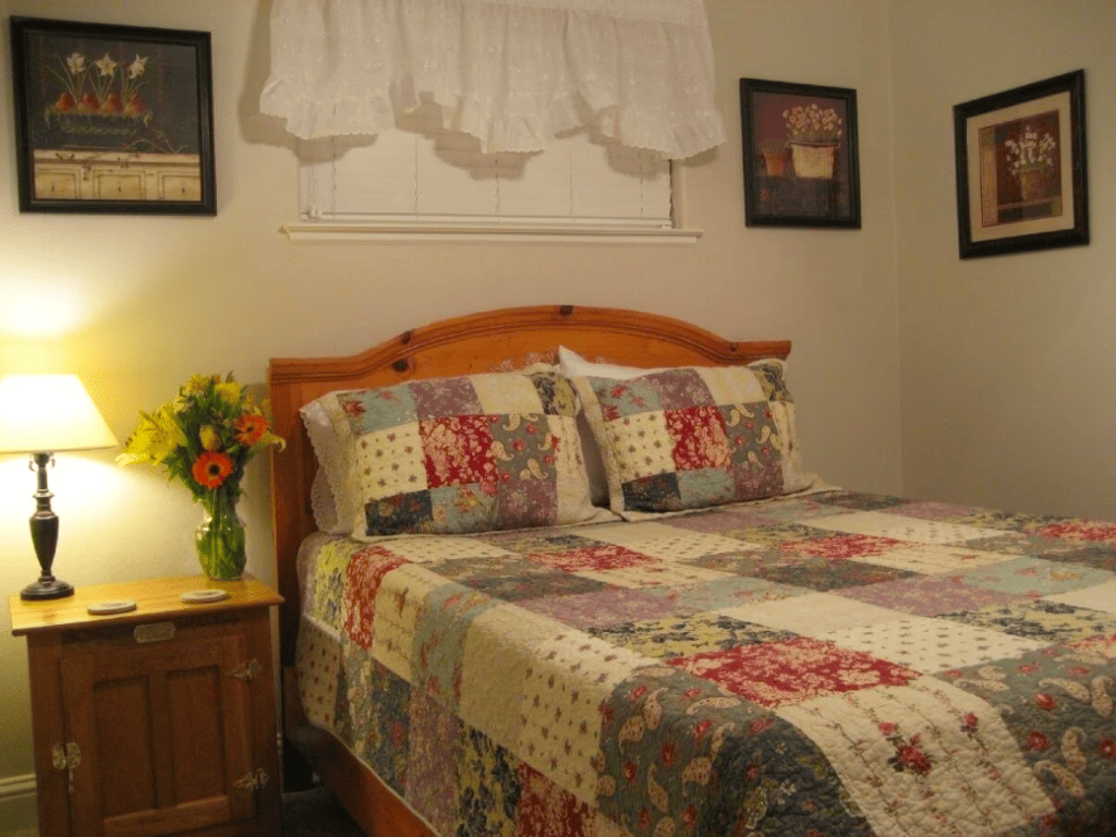 bedroom with queen bed