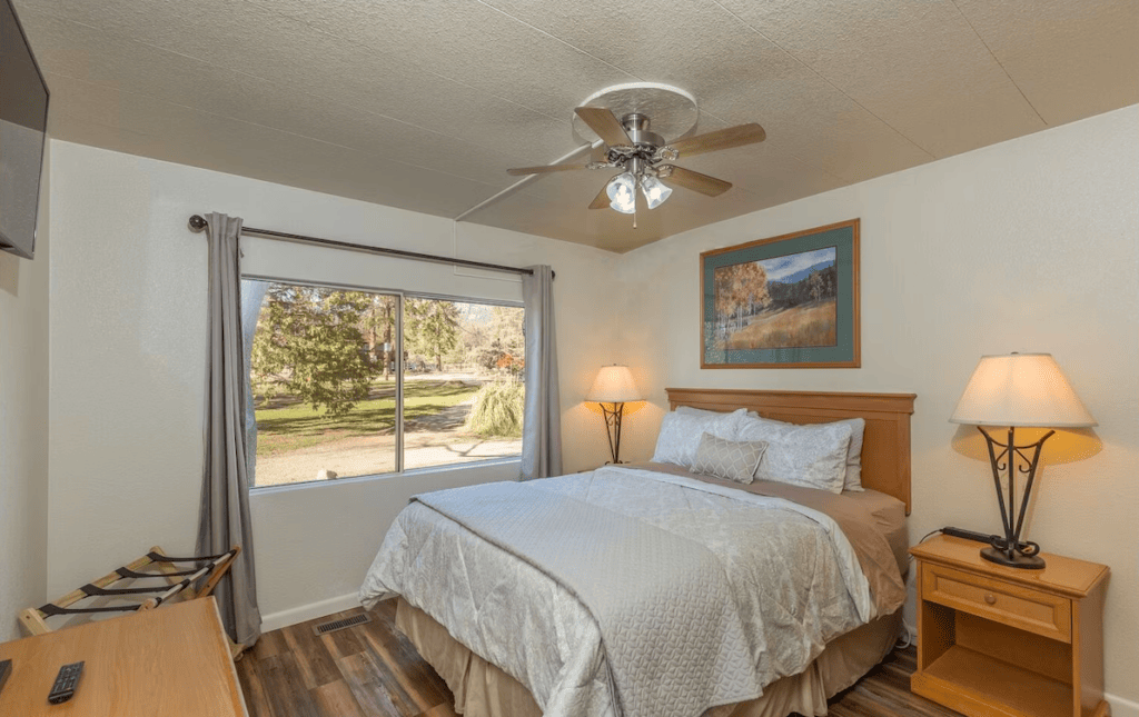 bedroom with queen bed