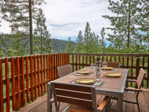 deck with outdoor dining