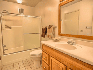 bathroom with shower tub