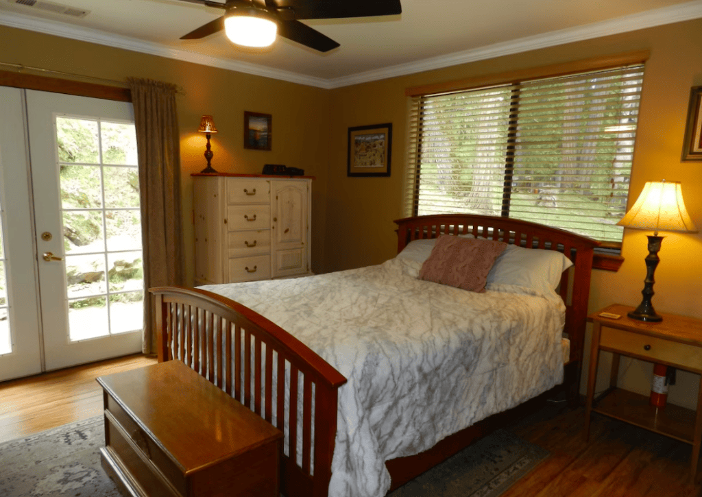 bedroom with queen bed