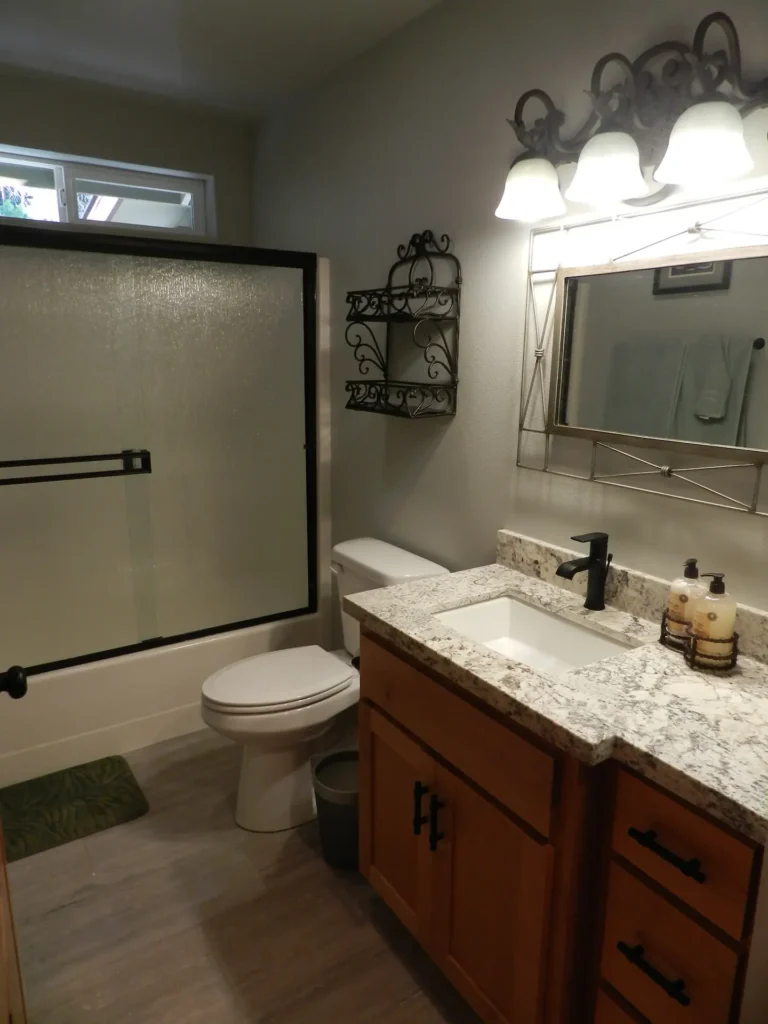 bathroom with shower tub