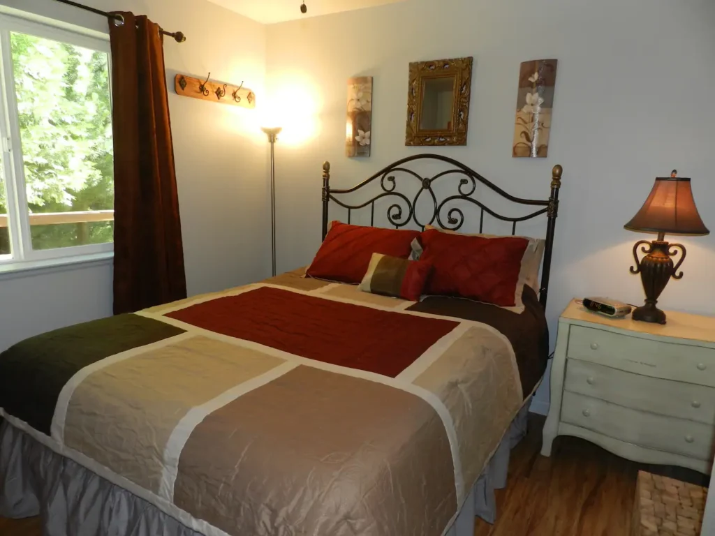 bedroom with queen bed