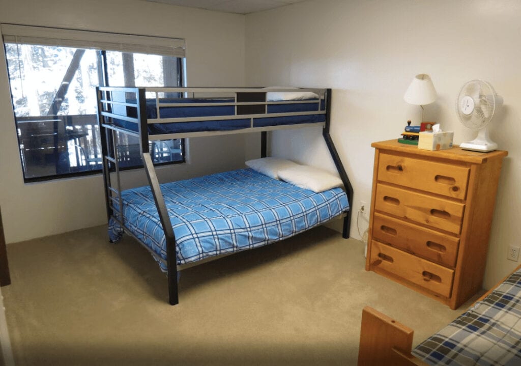 bedroom with bunk bed and twin bed