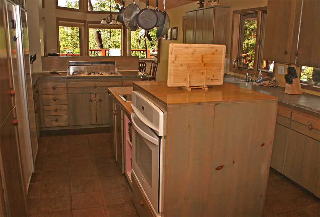 fully equipped kitchen