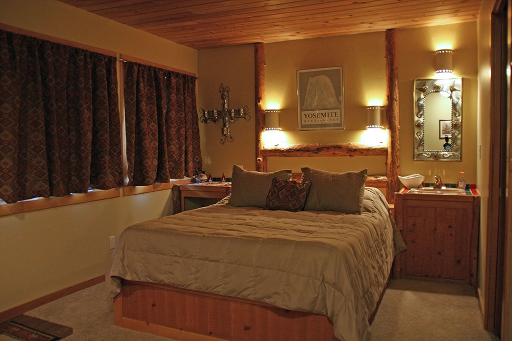 bedroom with queen bed