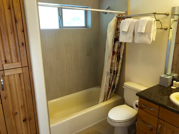 bathroom with shower tub