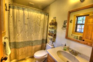 bathroom with shower tub