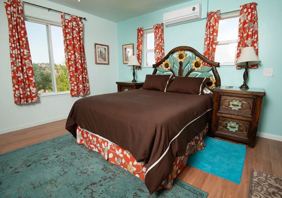 bedroom with queen bed