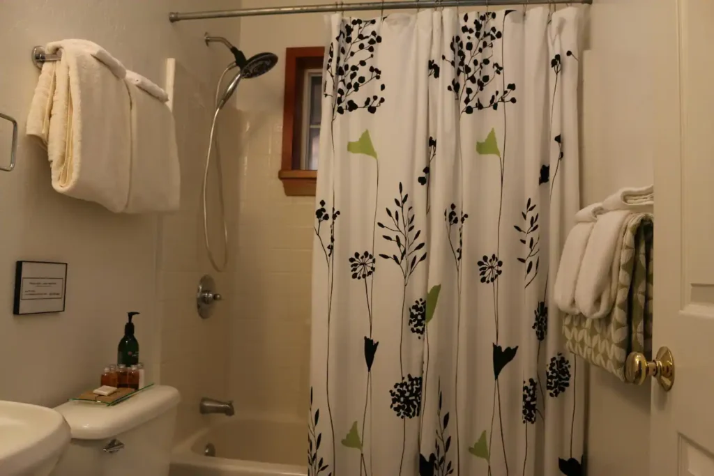 bathroom with shower tub