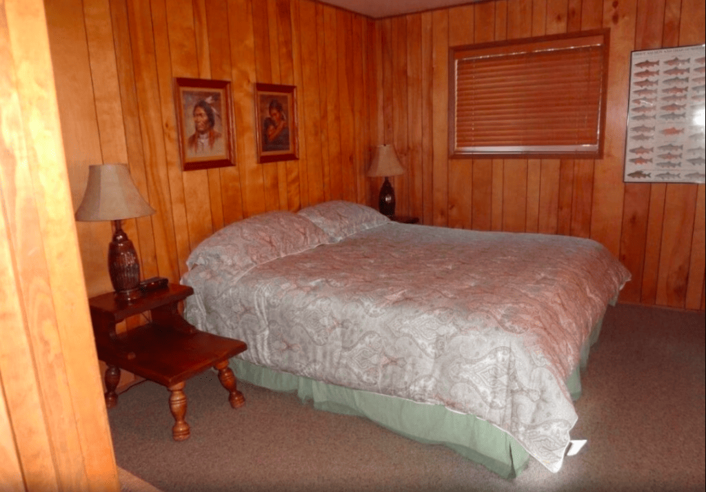 bedroom with queen bed