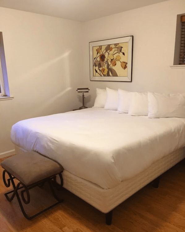 bedroom with queen bed