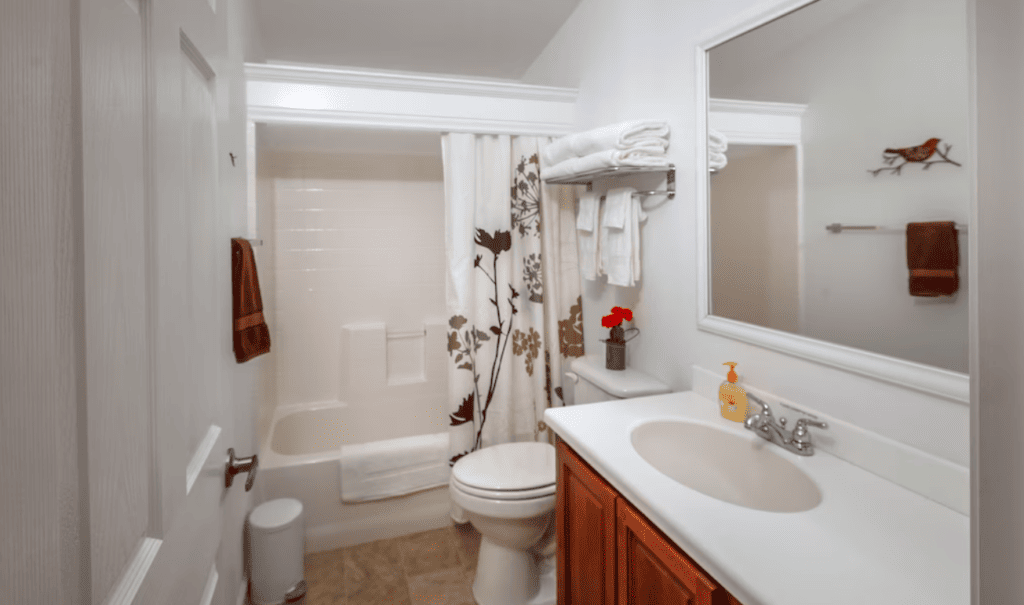 bathroom with shower tub