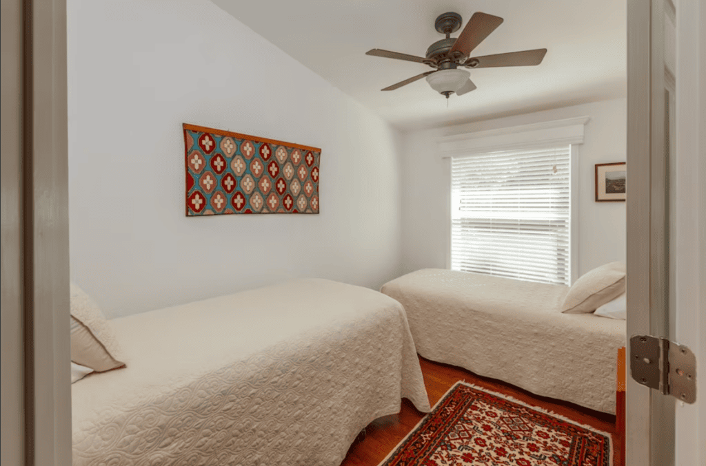 bedroom with two twin beds