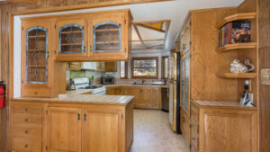 fully quipped kitchen