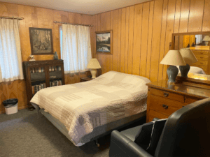 bedroom with queen bed