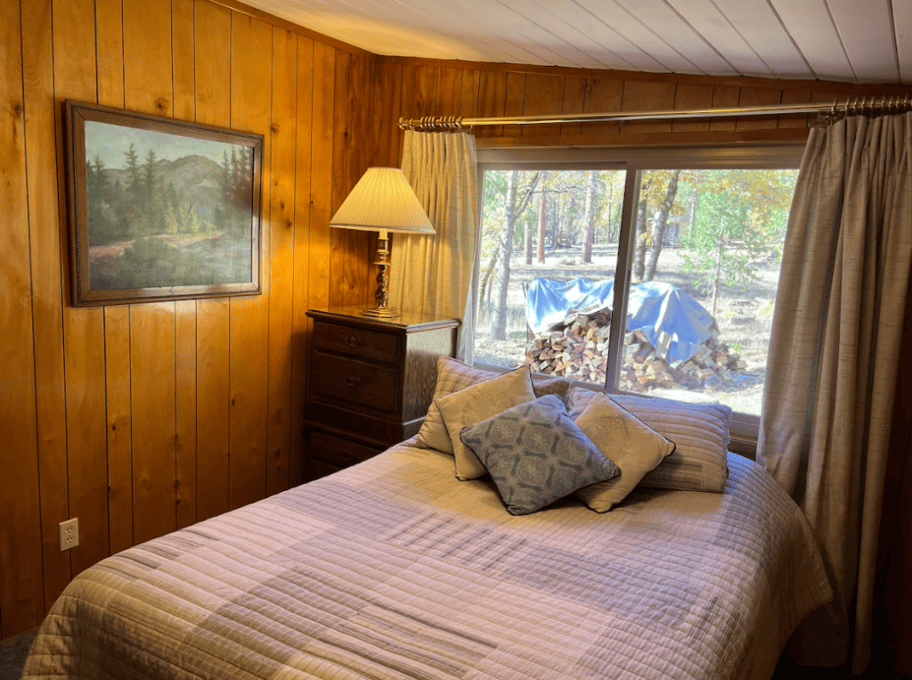 bedroom with queen bed