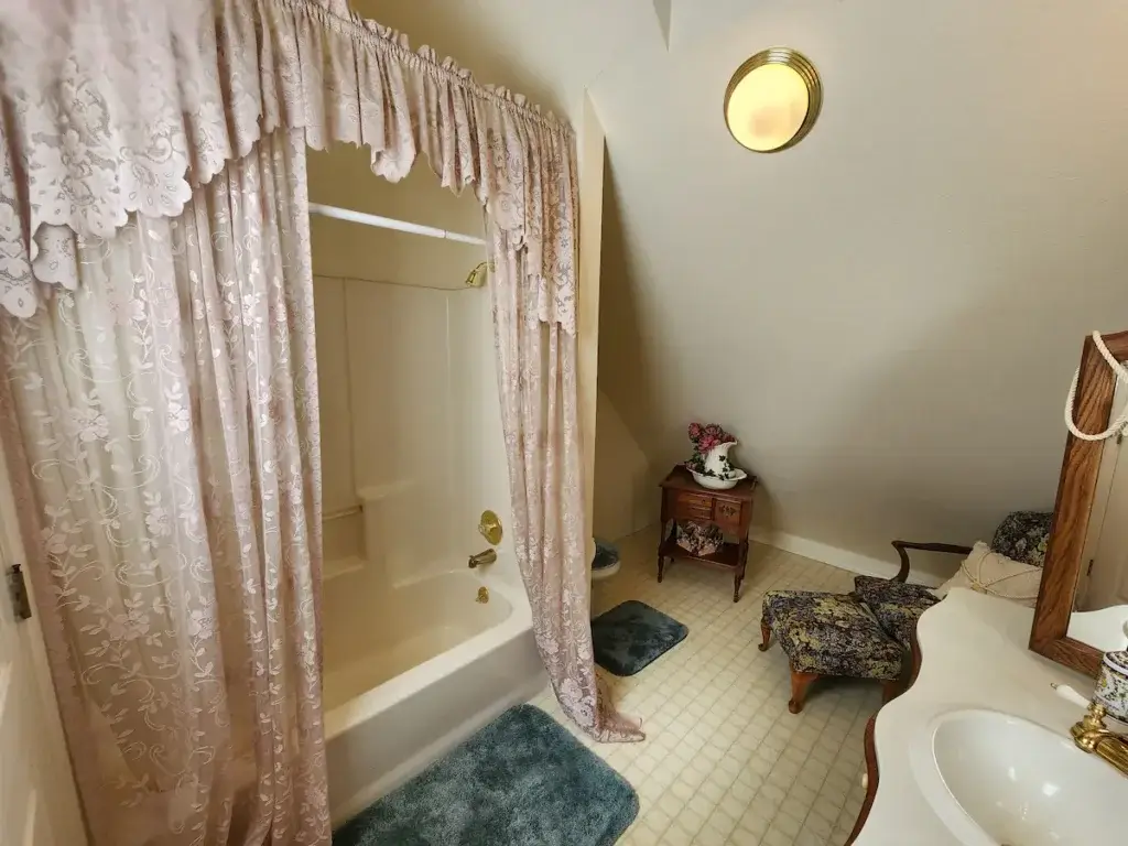 bathroom with valance over bathtub