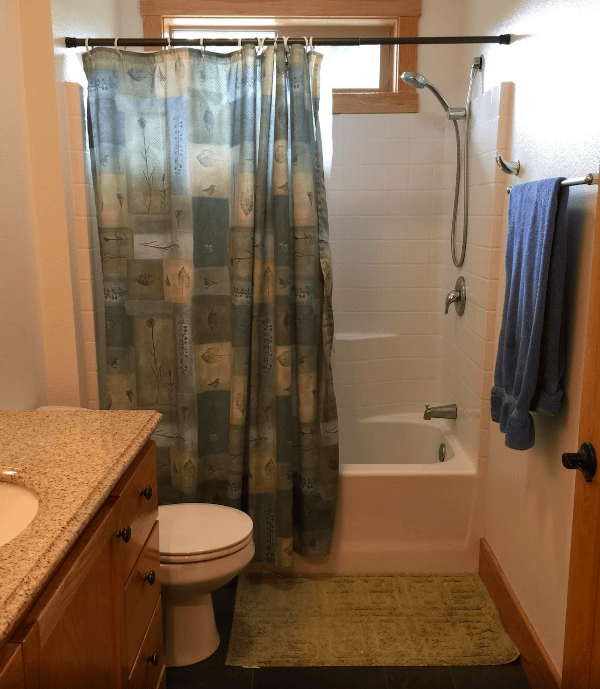 bathroom with shower tub