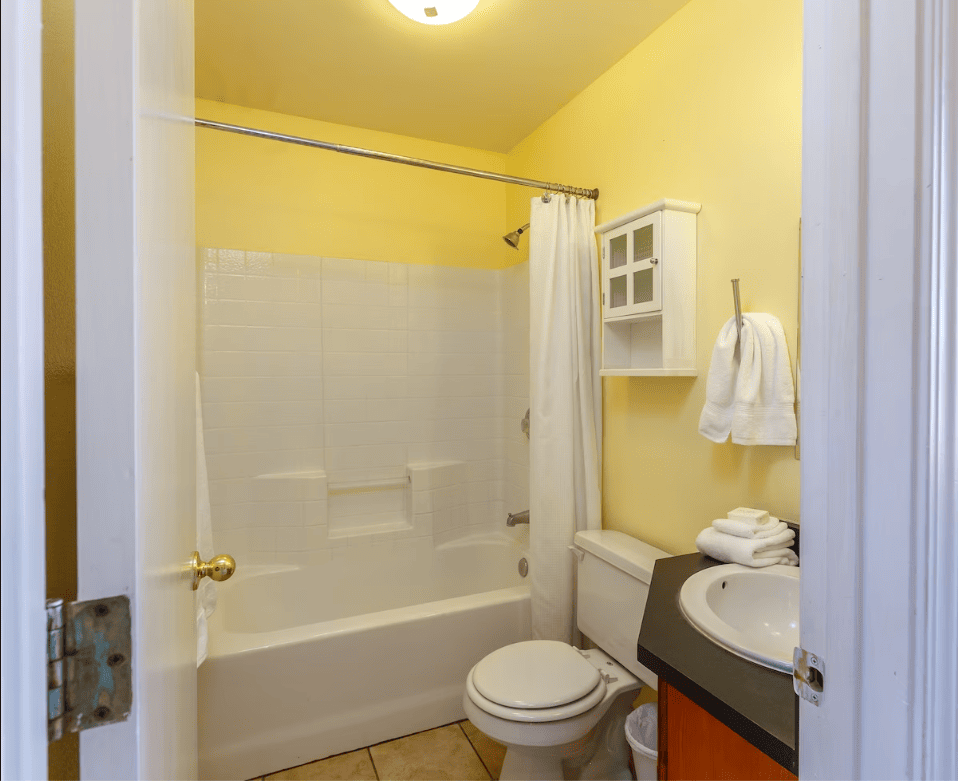 bahthroom with shower tub