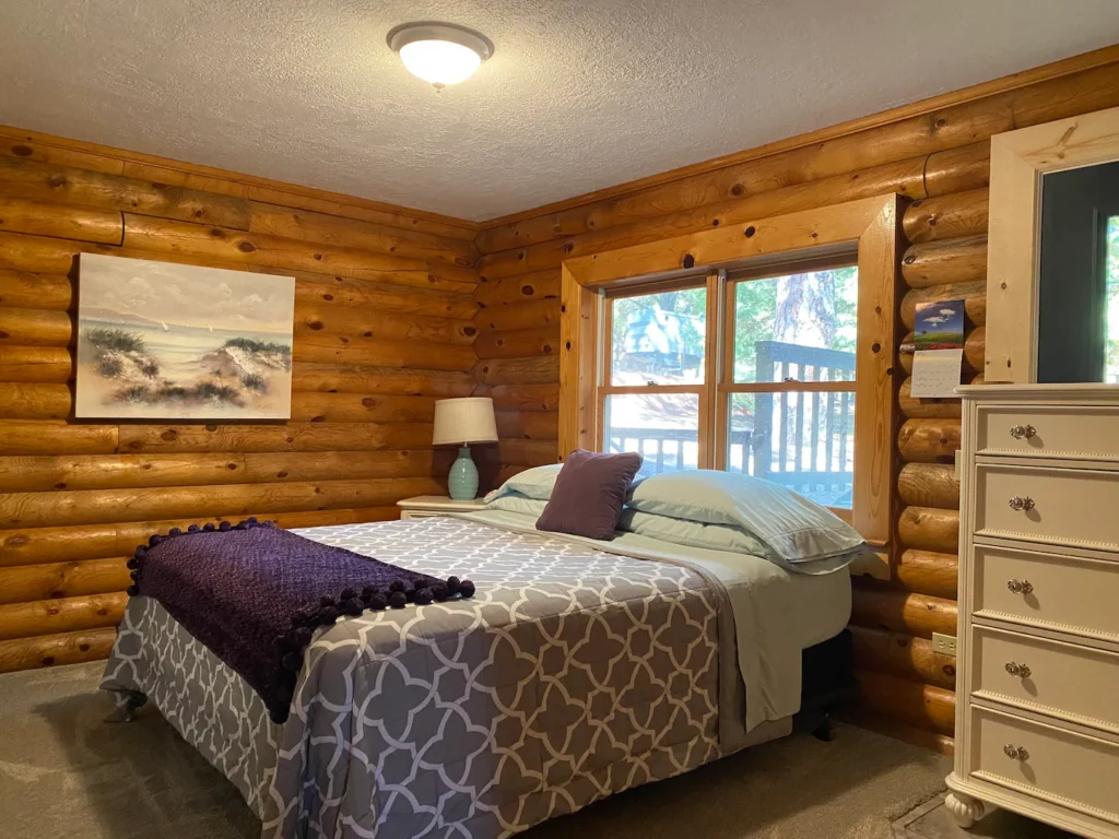 bedroom with queen bed