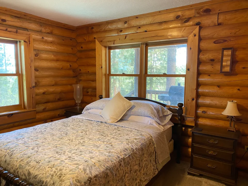 bedroom with queen bed