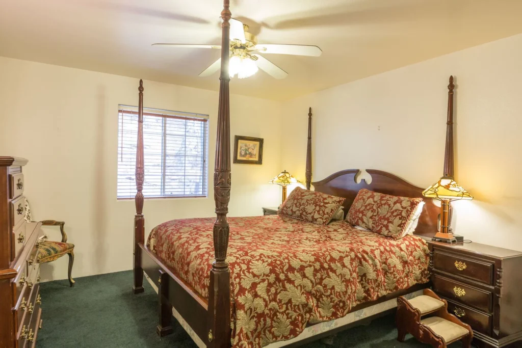 bedroom with queen bed four poster bed