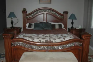 bedroom with queen bed