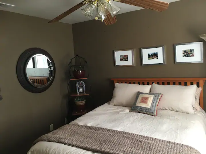 bedroom with queen bed