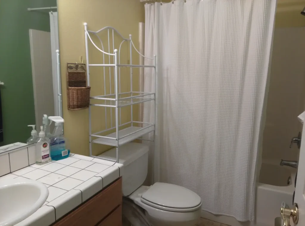 bathroom with shower tub