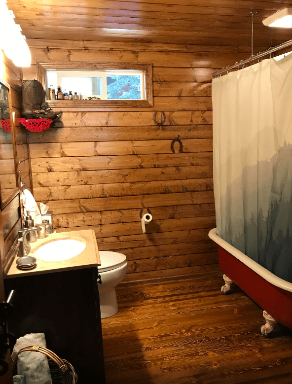 bathroom with claw foot tub