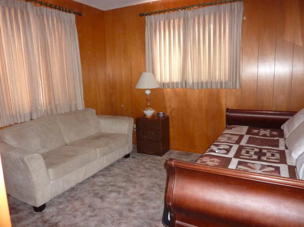 bedroom with daybed