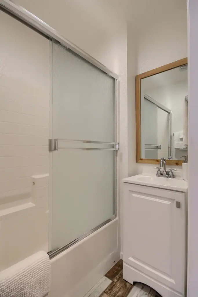 bathroom with shower tub