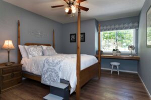 manzanita room with queen bed