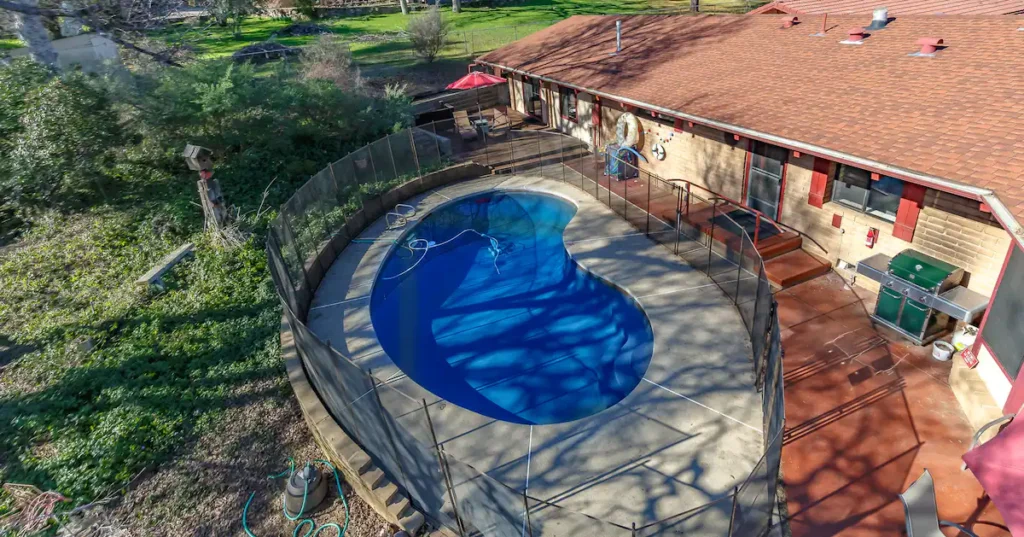 kidney shaped pool