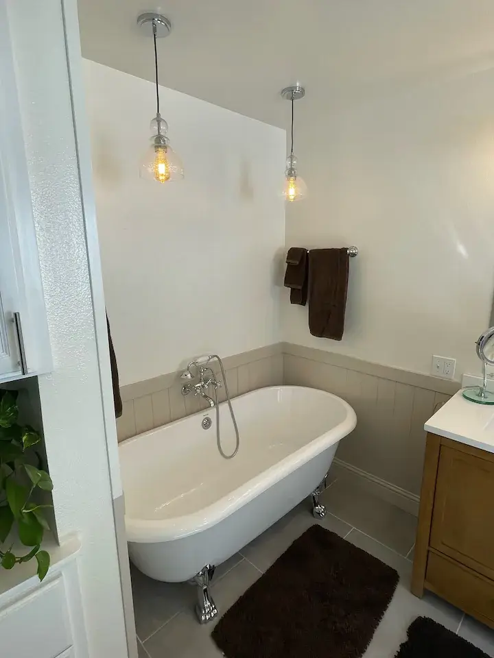 bathroom with claw foot tub