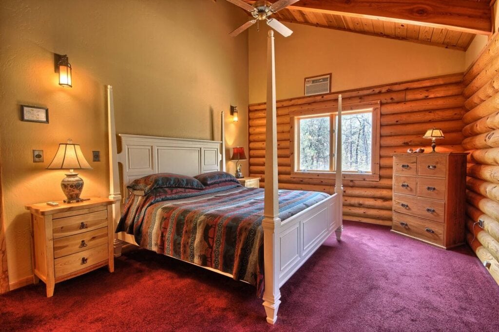 bedroom with queen four poster bed