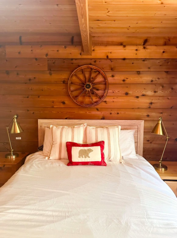 bedroom with queen bed