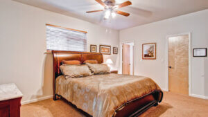 bedroom with queen bed