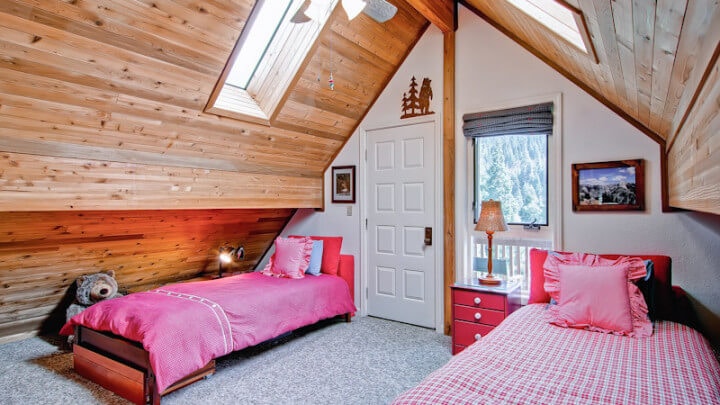 bedroom with pitched ceiling and twin beds