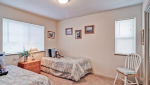 bedroom with two twin beds