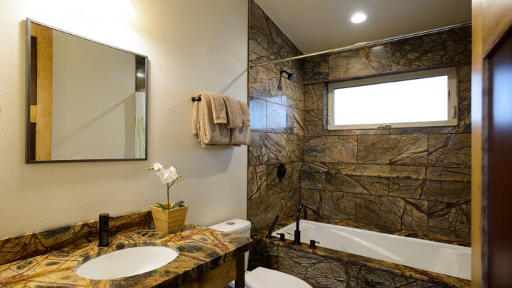 bathroom with bathtub and stonework