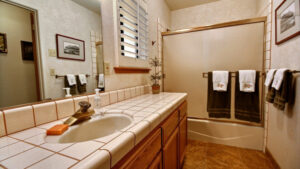 bathroom with shower tub