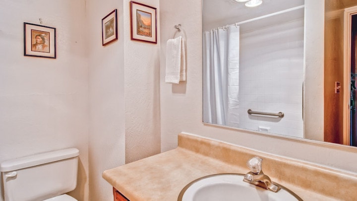 bathroom with shower tub